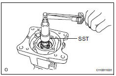 Toyota RAV4. Adjust differential drive pinion preload