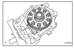 Toyota RAV4. Install differential side bearing retainer
