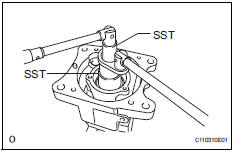 Toyota RAV4. Install rear drive pinion nut