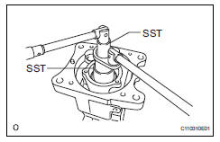 Toyota RAV4. Adjust differential drive pinion preload