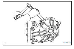 Toyota RAV4. Remove differential side bearing retainer