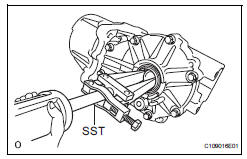 Toyota RAV4. Remove rear differential side gear shaft oil seal