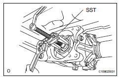 Toyota RAV4. Remove diaphragm oil seal