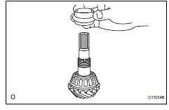 Toyota RAV4. Remove differential drive pinion bearing