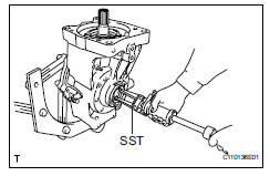 Toyota RAV4. Remove differential side gear shaft oil seal