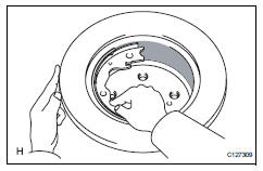 Toyota RAV4. Check brake disc and parking brake shoe lining for proper contact
