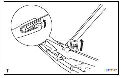 Toyota RAV4. Remove front wiper blade