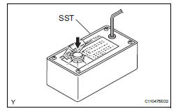 Toyota RAV4. Dispose of steering pad assembly together with vehicle