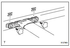 Toyota RAV4. Install roof rack support sub-assembly center