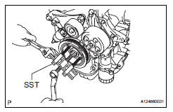 Toyota RAV4. Remove crankshaft pulley