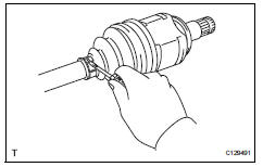 Toyota RAV4. Remove rear drive shaft inboard joint boot clamp lh