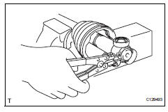 Toyota RAV4. Remove rear drive shaft inboard joint assembly lh