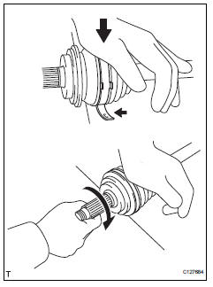 Toyota RAV4. Install front axle outboard joint boot no. 2 Clamp lh