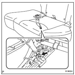Toyota RAV4. Install rear seat inner belt assembly rh (for 60/40 split seat type lh side)